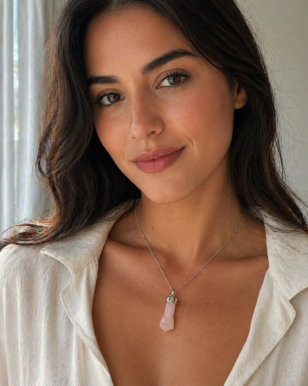 Colgante de cuarzo rosa natural en forma de puño | Plata 925